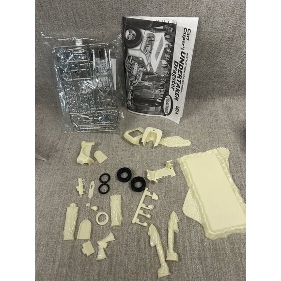 Carl Casper's Undertaker Dragster by Polar Lights  #5014 Model Kit - Picture 7 of 9